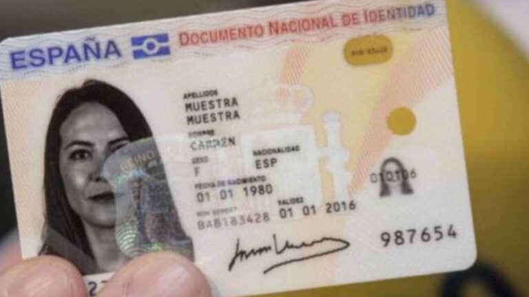 DNI Español de una mujer para rectificar