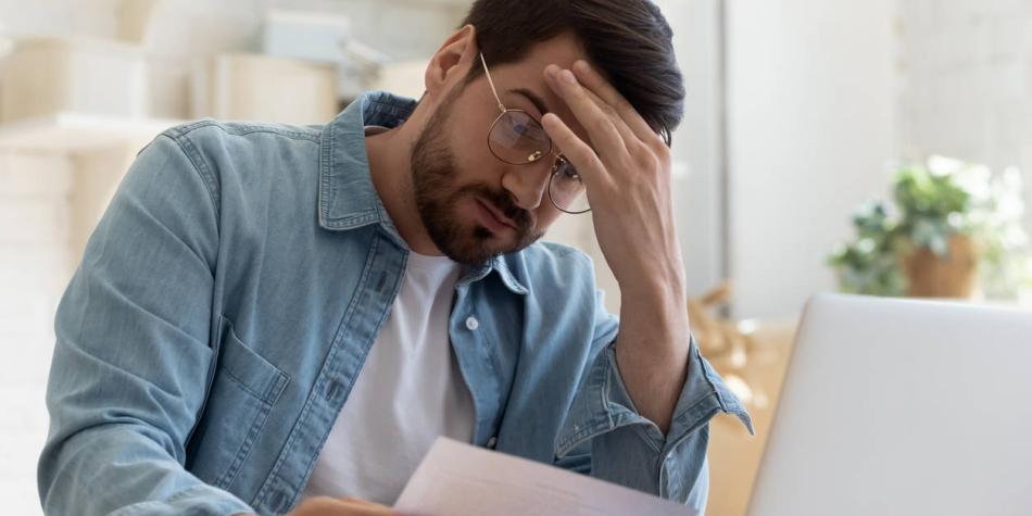 Hombre mirando un certificado del registro civil con errores